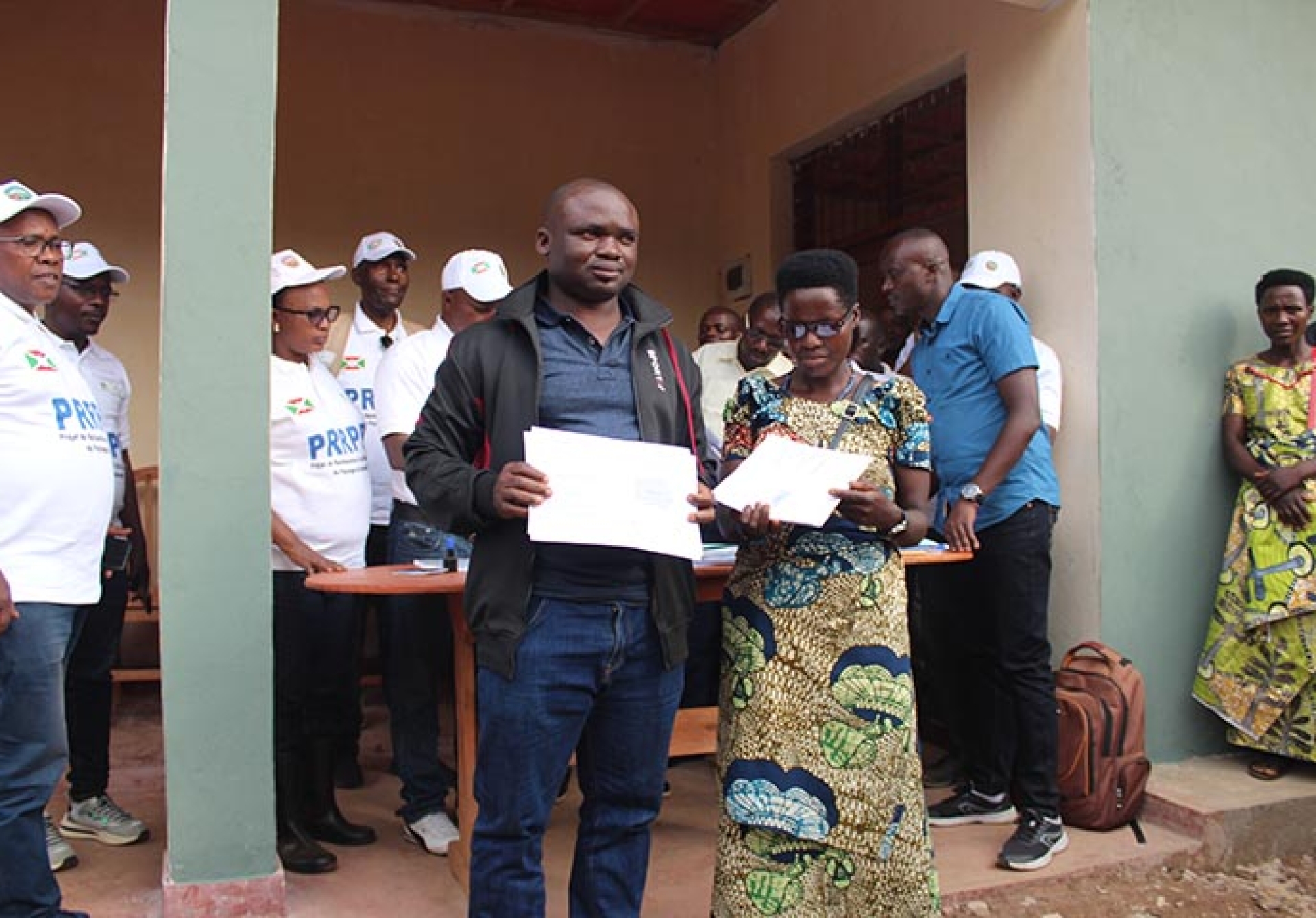 HANDING OVER OF LAND CERTIFICATES DURING A SUPERVISORY MISSION BY THE WORLD BANK AND ITS PARTNERS  